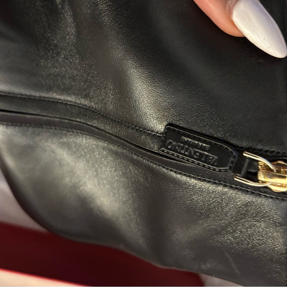 Valentino Garavani Red Embossed Logo Lid - Picture 5 of 10
